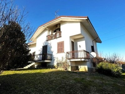 casa indipendente in vendita ad Alessandria in zona Casalbagliano