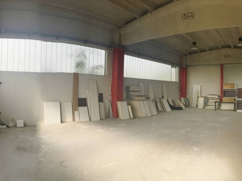 locale commerciale in vendita ad Alessandria in zona Spinetta Marengo