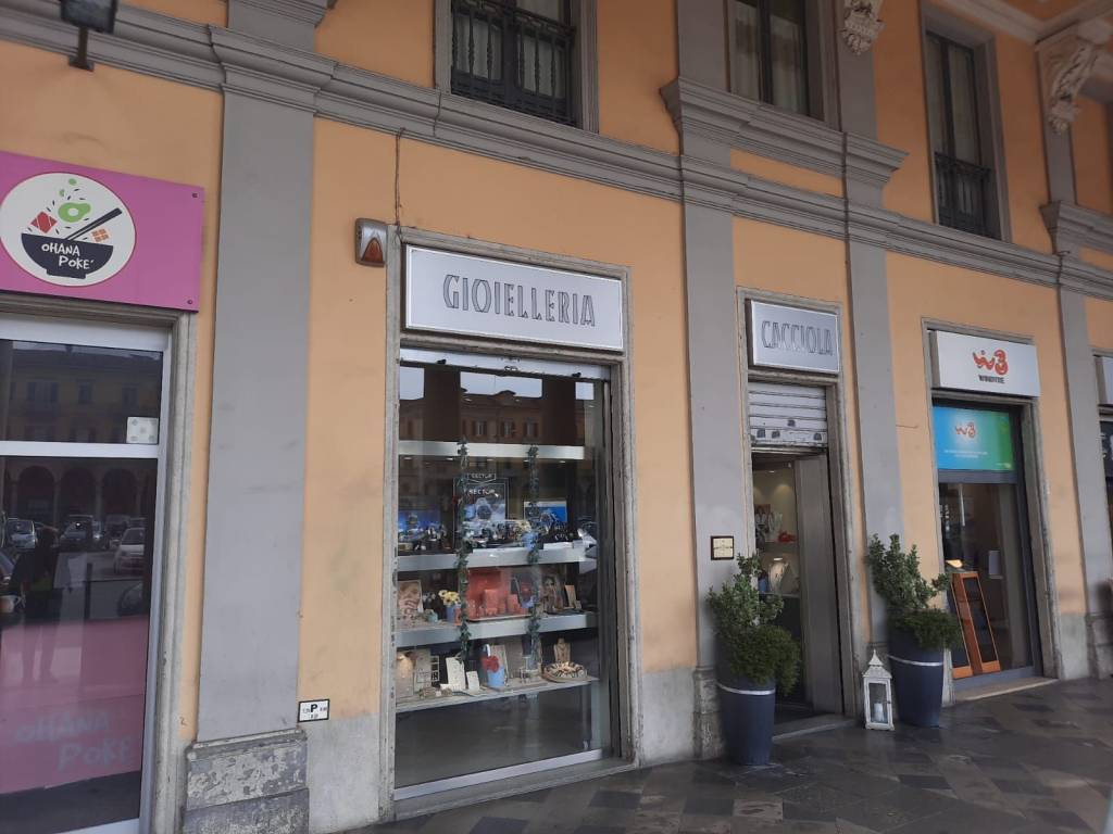 negozio in vendita ad Alessandria
