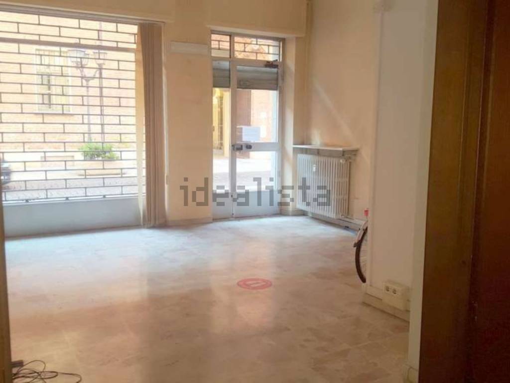 negozio in vendita ad Alessandria in zona Borgo Rovereto