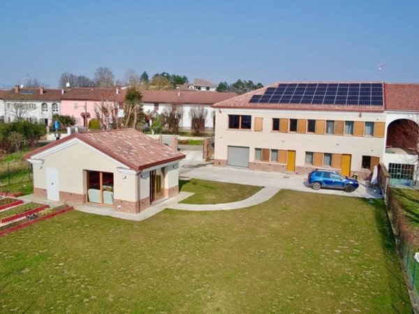 casa indipendente in vendita ad Alessandria in zona Valmadonna