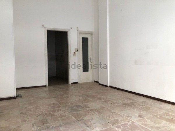 negozio in vendita ad Alessandria in zona Borgo Rovereto