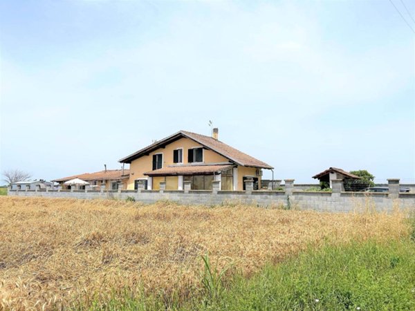 casa indipendente in vendita ad Alessandria in zona Villa del Foro