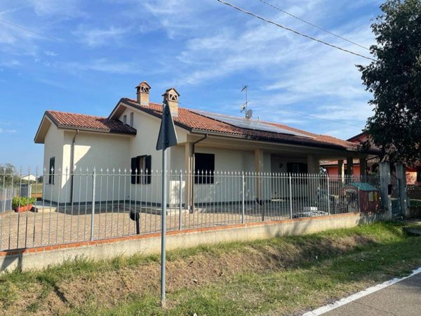 casa indipendente in vendita ad Alessandria in zona Mandrogne