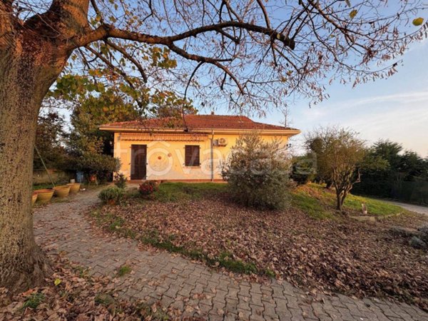 casa indipendente in vendita ad Alessandria in zona Valle San Bartolomeo