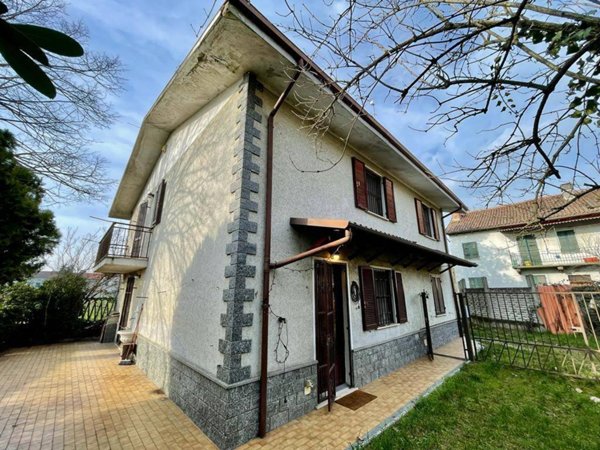 casa indipendente in vendita ad Alessandria in zona Lobbi