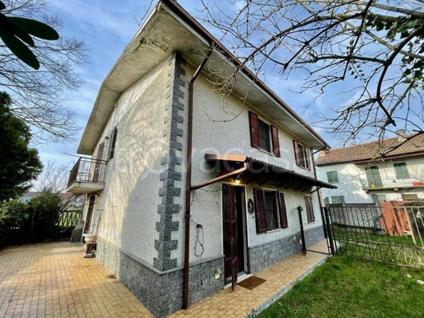 casa indipendente in vendita ad Alessandria in zona Lobbi