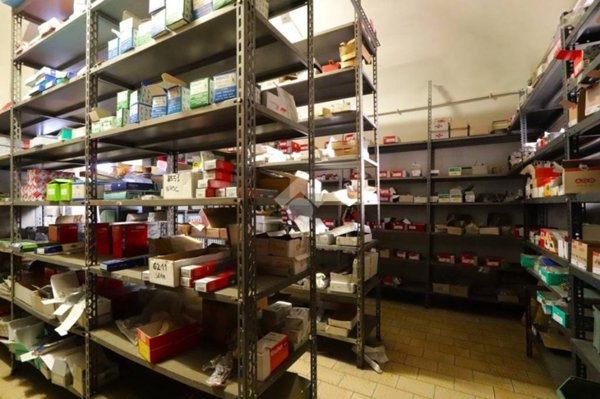 locale commerciale in vendita ad Alessandria in zona Borgo Rovereto