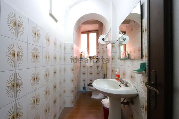 locale commerciale in vendita ad Alessandria in zona Borgo Rovereto