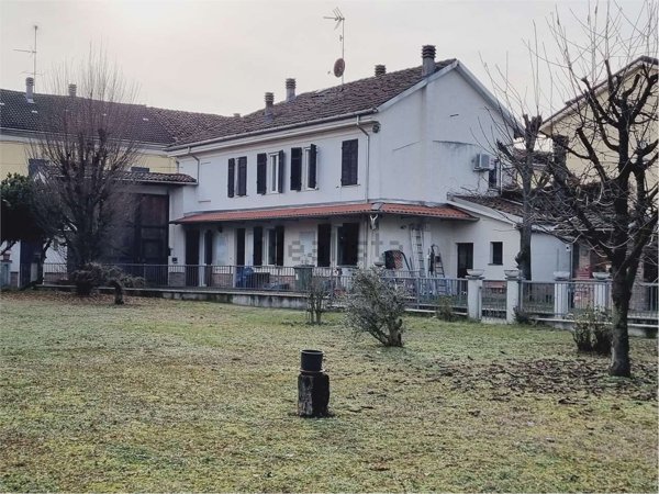 casa indipendente in vendita ad Alessandria in zona Villa del Foro