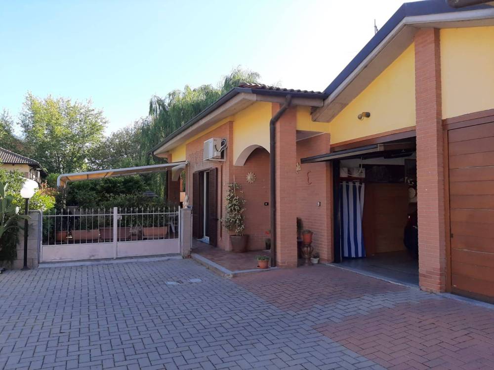 casa indipendente in vendita ad Alessandria in zona Cabanette
