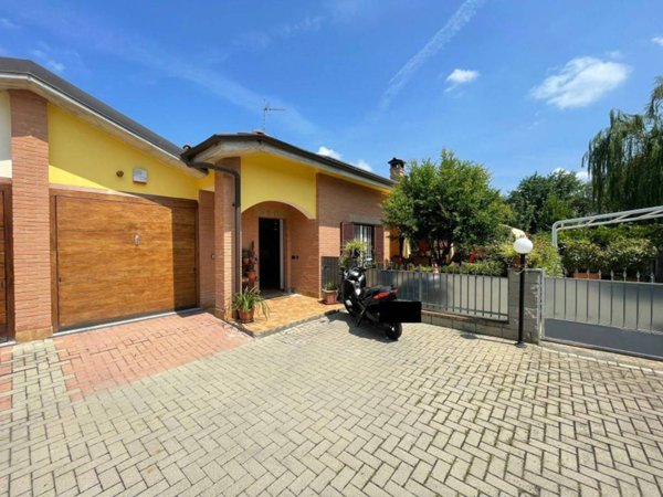 casa indipendente in vendita ad Alessandria in zona Cabanette