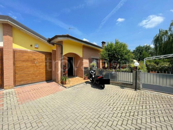 casa indipendente in vendita ad Alessandria in zona Cabanette