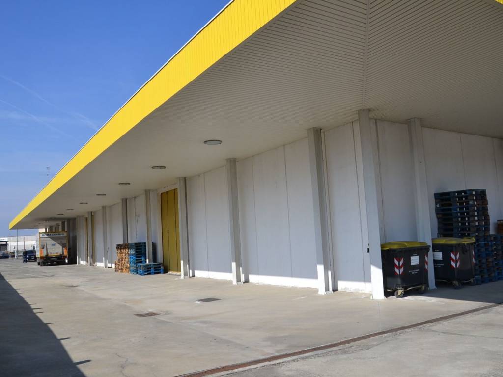 locale commerciale in vendita ad Alessandria in zona Cabanette