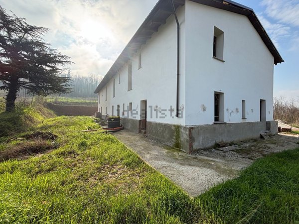 casa indipendente in vendita ad Alessandria in zona Valle San Bartolomeo