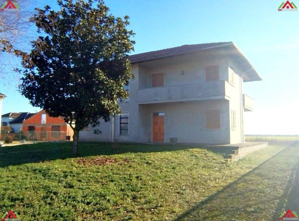 casa indipendente in vendita ad Alessandria in zona Lobbi