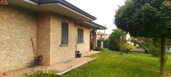 casa indipendente in vendita ad Alessandria in zona Lobbi