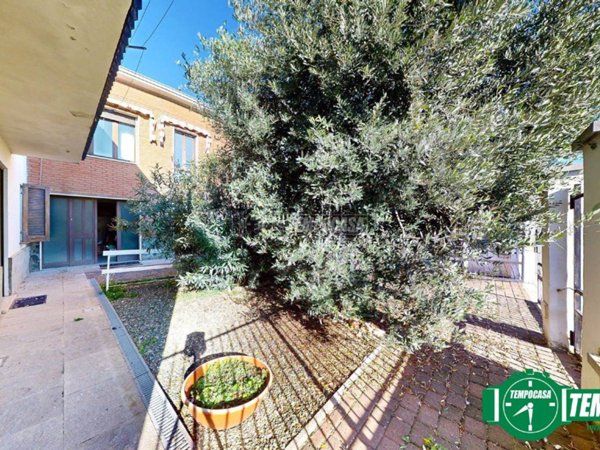 casa indipendente in vendita ad Alessandria in zona Galimberti