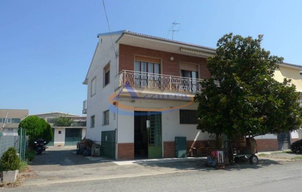 casa indipendente in vendita ad Alessandria in zona Centro Città