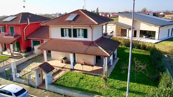 casa indipendente in vendita ad Alessandria in zona Villa del Foro