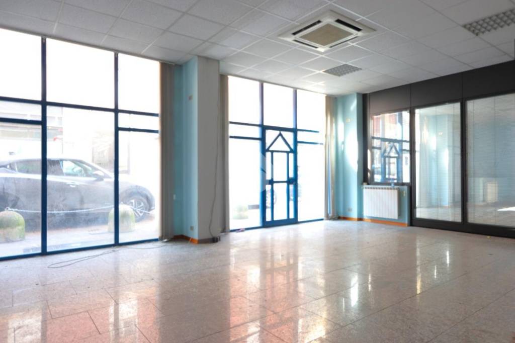 negozio in vendita ad Alessandria in zona Borgo Rovereto