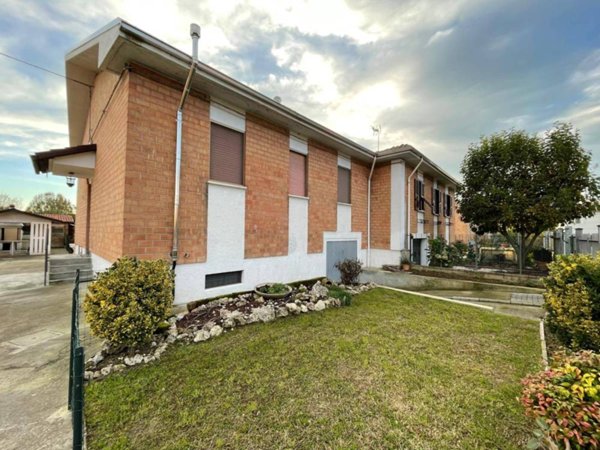 casa indipendente in vendita ad Alessandria in zona Casalbagliano