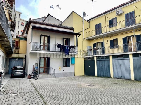 casa indipendente in vendita ad Alessandria in zona Borgo Rovereto