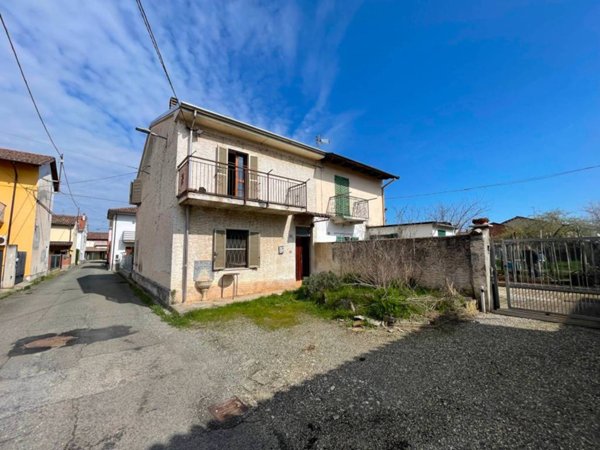 casa indipendente in vendita ad Alessandria in zona Mandrogne