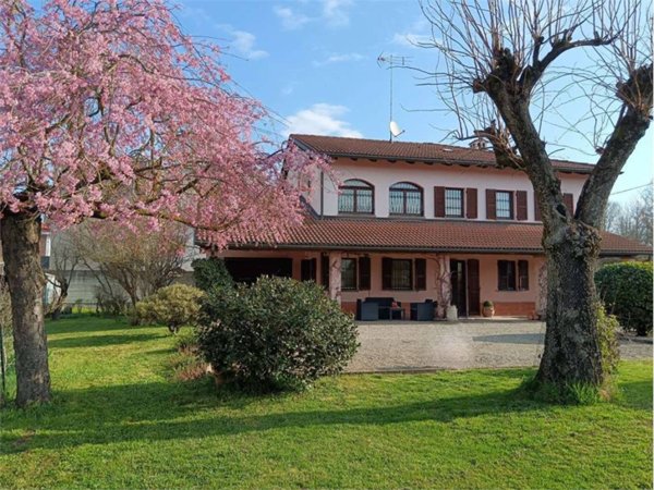 casa indipendente in vendita ad Alessandria in zona Valmadonna
