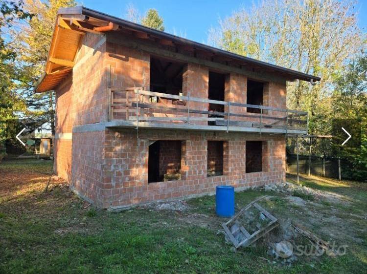casa indipendente in vendita ad Alessandria in zona Casalbagliano