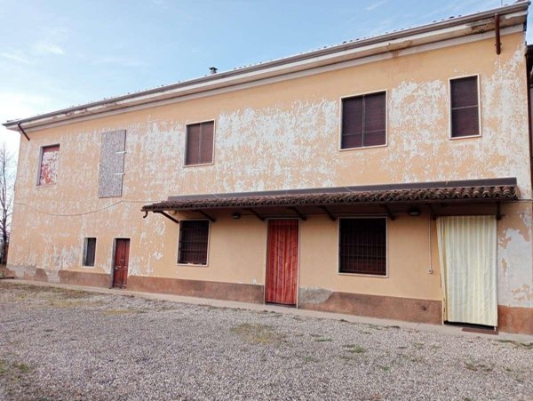 casa indipendente in vendita ad Alessandria in zona Lobbi