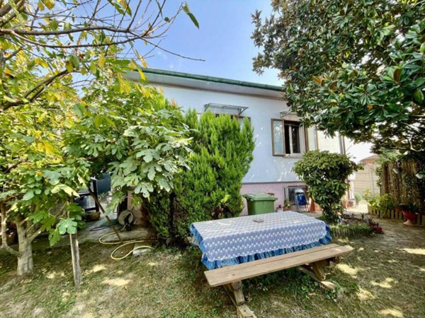 casa indipendente in vendita ad Alessandria in zona Cabanette