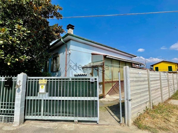 casa indipendente in vendita ad Alessandria in zona Cabanette