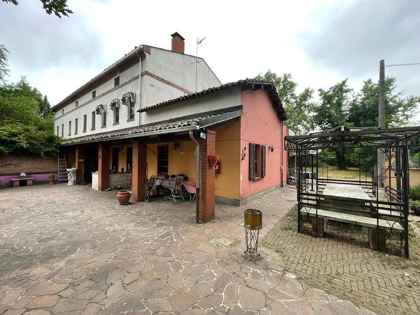 casa indipendente in vendita ad Alessandria in zona Valmadonna