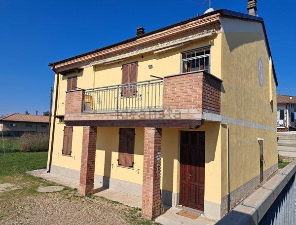 casa indipendente in vendita ad Alessandria in zona San Giuliano Vecchio