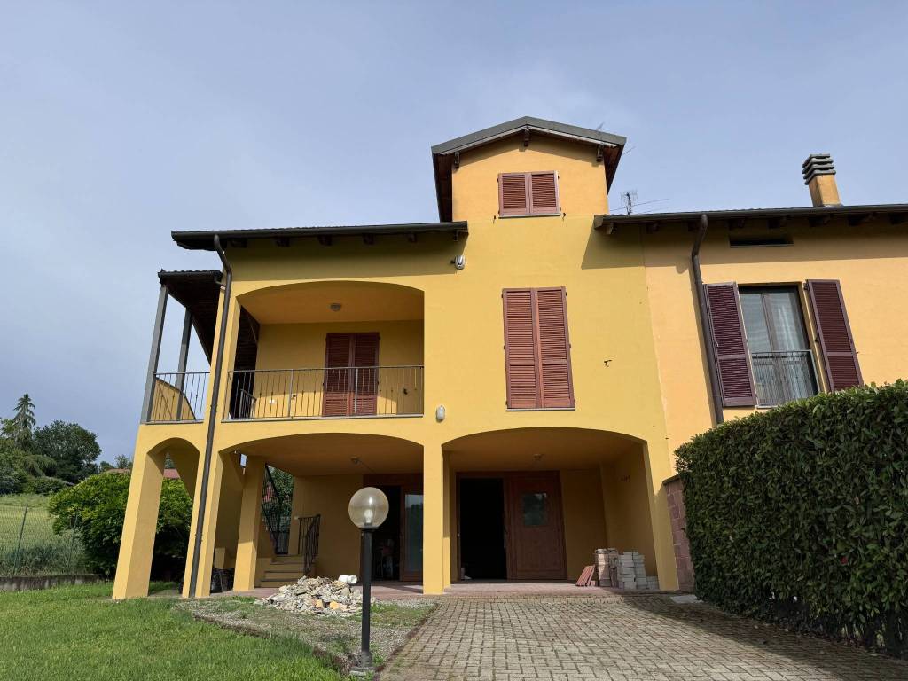 casa indipendente in vendita ad Alessandria in zona Valmadonna
