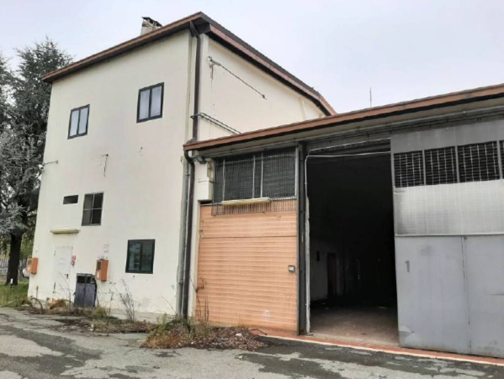 locale commerciale in vendita ad Alessandria in zona Il Cristo