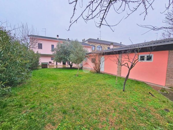 casa indipendente in vendita ad Alessandria in zona Litta Parodi