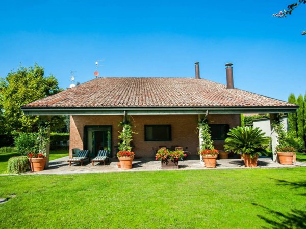 casa indipendente in vendita ad Alessandria in zona Mandrogne