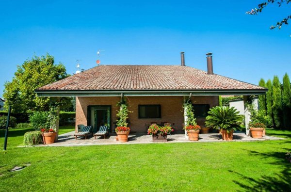 casa indipendente in vendita ad Alessandria in zona Mandrogne