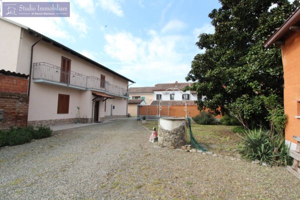 casa indipendente in vendita ad Alessandria in zona Lobbi