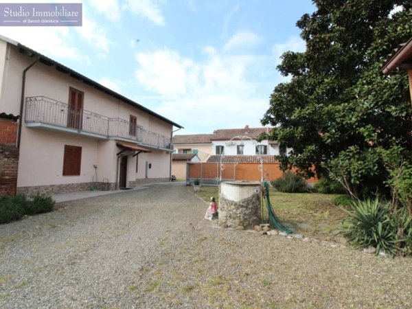 casa indipendente in vendita ad Alessandria in zona Lobbi