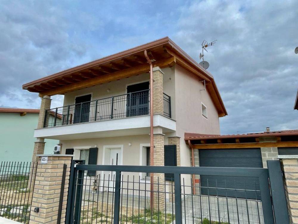 casa indipendente in vendita ad Alessandria in zona Casalbagliano