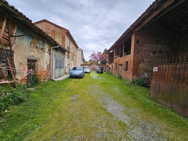 casa indipendente in vendita ad Alessandria in zona Lobbi