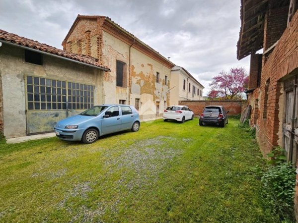 casa indipendente in vendita ad Alessandria in zona Lobbi