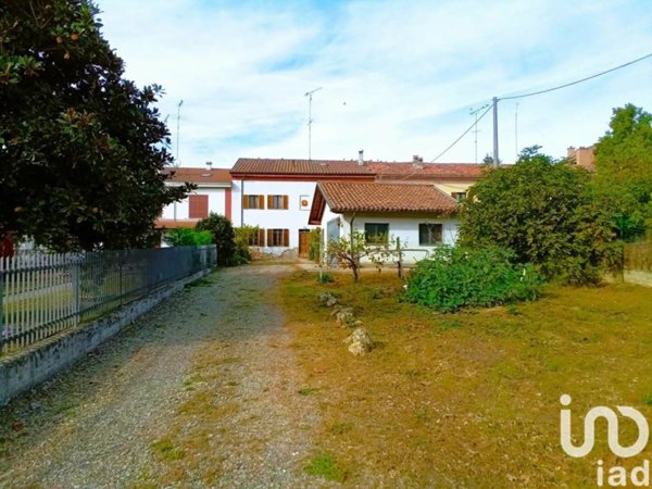 casa indipendente in vendita ad Alessandria in zona Valmadonna