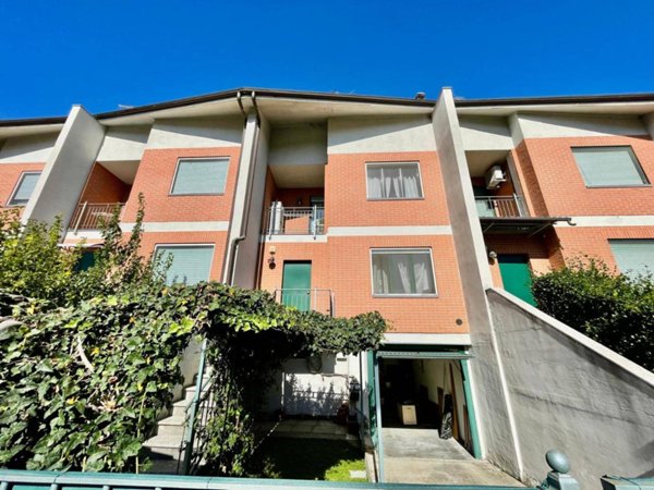 casa indipendente in vendita ad Alessandria in zona Casalbagliano