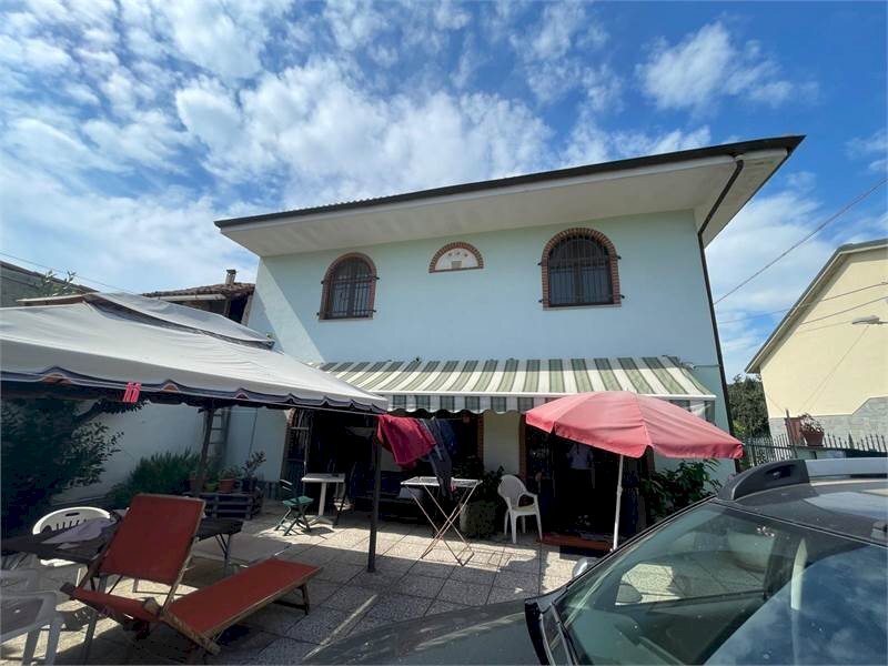 casa indipendente in vendita ad Alessandria in zona Cascinagrossa