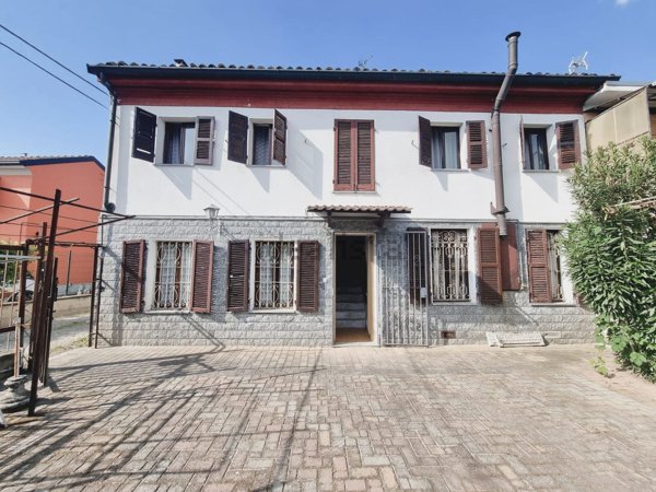 casa indipendente in vendita ad Alessandria in zona Cabanette