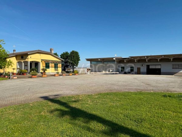 capannone in vendita ad Alessandria in zona San Giuliano Nuovo